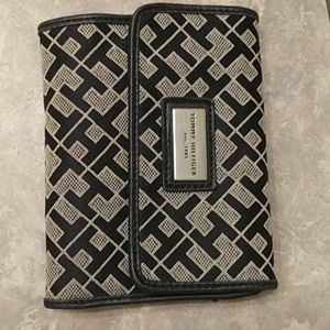 Tommy Hilfiger trifold wallet